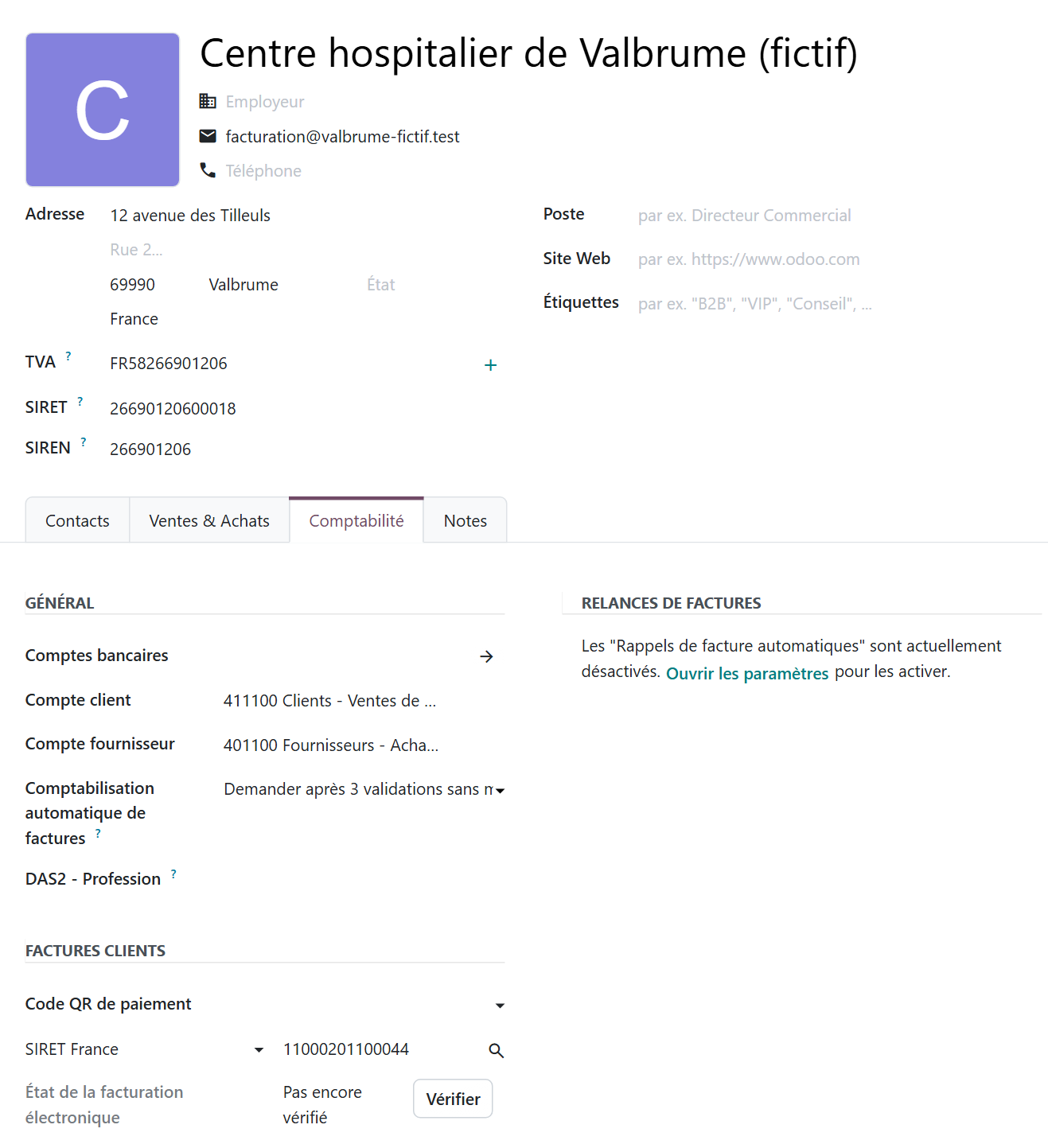 Fiche d'un hôpital fictif dans Odoo 20 avec son SIRET en haut et l'identifiant SIRET France renseigné avec la référence de Chorus Pro dans l'onglet Comptabilité